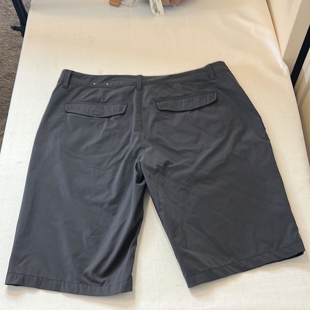 𝅺REI women’s charcoal color short, size 8 - Picture 2 of 7